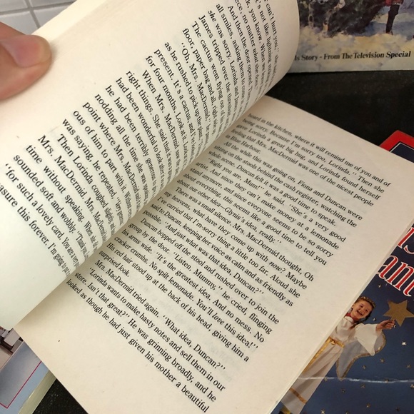 4 Christmas themed book lot π
π - Picture 8 of 10